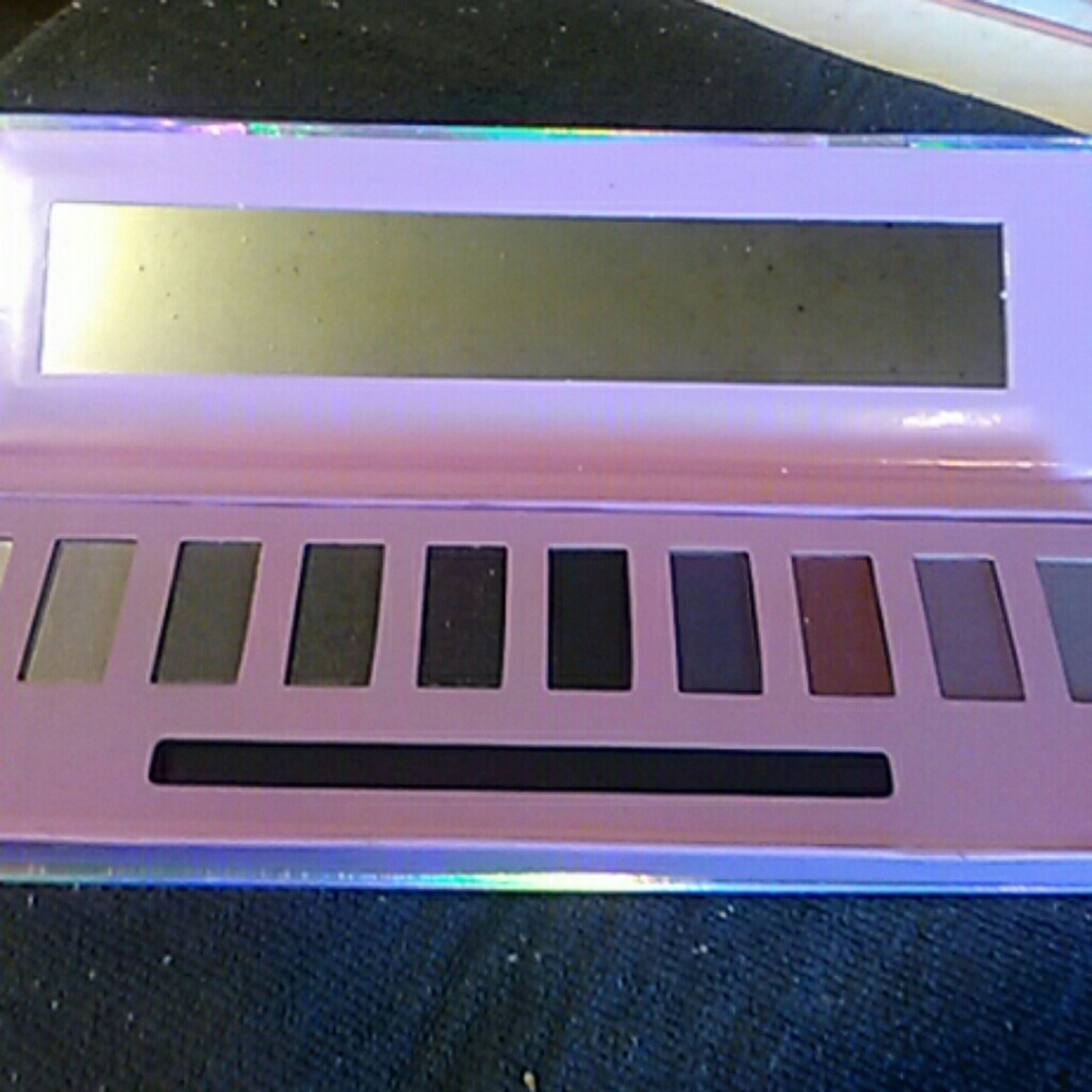 All that glitters eye shadow pallet